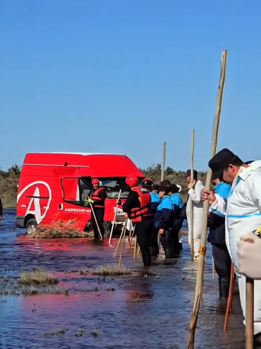 Seguimos buscando a Delfina y Pilar. Más de 150 rescatistas, bomberos y efectivos de nuestra Fuerza continúan con la intensa búsqueda de las dos niñas desaparecidas durante el temporal que afectó a Bahía Blanca.   Cada minuto cuenta y no bajamos los brazos. Seguimos trabajando sin descanso para encontrarlas. #fuerzabuenosaires  @Provincia de Buenos Aires  #tiktoknews #mundo #fyp #bahiablanca #catastrofe #argentina🇦🇷 #emergencia #mundotiktok 