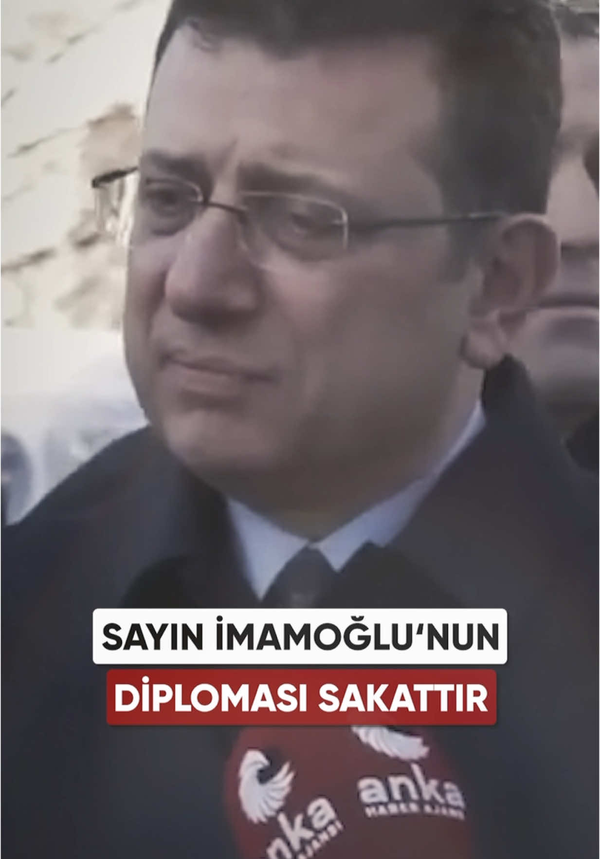 Ekrem İmamoğlu bu tartışmalardan kurtulmak için tekrar üniversite sınavına hazırlanmalıdır. Türkiye’de denkliği olan bir üniversiteye girip başarı göstermelidir. Hak yemeden mezun olmalıdır. Diploması şahibelidir. Kendisi hakkındaki bu sorulara cevap veremiyor. 