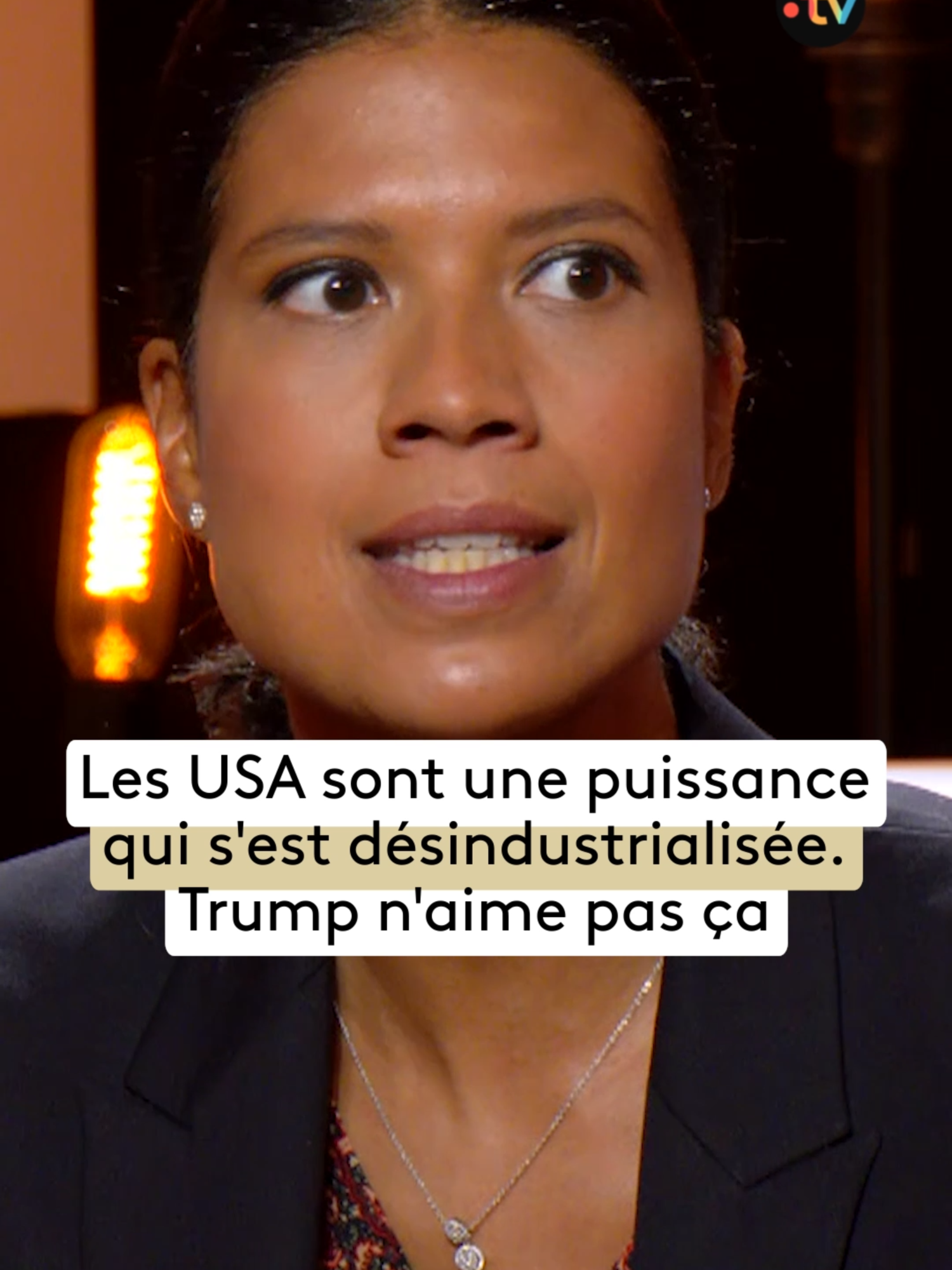 « Ce que Trump n'aime pas c'est que même si les Etats-Unis sont une puissance économique, c'est une puissance qui s'est désindustrialisée et qui doit importer massivement des produits de l'extérieur. Son idée c'est donc d'imposer des tarifs pour qu'on vienne produire aux Etats-Unis. Le problème c'est qu'il est impossible de réindustrialiser en 2-3 ans. Il sera intéressant de voir comment son électorat va réagir. » Anne-Sophie ALSIF Cheffe économiste de BDO France ✂️ Le débat « Trump : Un mauvais business plan ? » #CCeSoir est : 🔄 sur @france.tv 🎧 en podcast