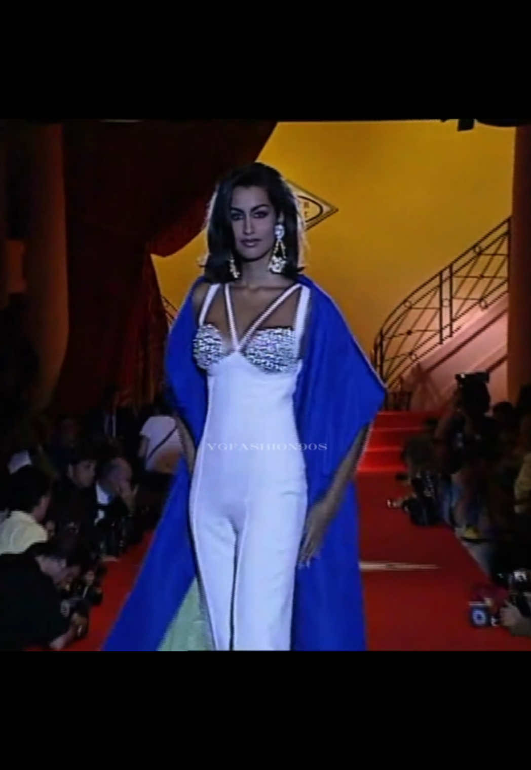 The Queen. #yasmeenghauri for #atelierversace autumn/winter #1991 