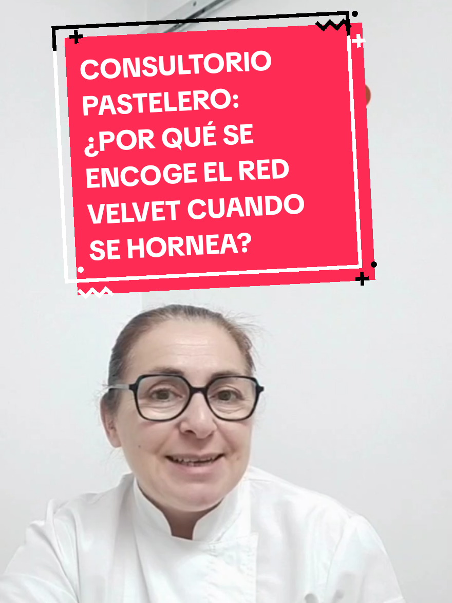 Dorayaker! En el Consultorio Pastelero de hoy te cuento esto: ¿La tarta red velvet es normal que encoja al terminar la cocción? Pueden ser 4 las razones: Que tu tarta red velvet se encoja ligeramente al enfriarse o al acabar de hornearse es normal, esto también puede pasarle a la carrot cake o a cualquier bizcocho que tenga bastante humedad en la masa. 1-Estructura y humedad: Tanto en el caso del Red Velvet como la tarta de zanahoria, son bizcochos muy húmedos; el Red Velvet lleva aceite, buttermilk, vinagre…y la tarta de zanahoria lleva el aceite y toda el agua que le aporta la zanahoria, al tener tanta humedad este tipo de bizcochos, hace que sean estructuralmente menos fuertes de lo que pudiera ser por ejemplo un bizcocho genovés que es más seco. Al enfriarse, la humedad de dentro del bizcocho se redistribuye y puede hacer que el bizcocho se contraiga un poco. 2-Perdida de vapor: Durante el horneado, el aire y el vapor atrapados dentro de la masa hacen que se expanda. Cuando la sacas del horno, mientras el bizcocho se enfría, también se va evaporando el vapor que queda dentro del bizcocho y esa evaporación también puede causar una ligera contracción. Es el humillo que sale cuando se está enfriando el bizcocho. Pero si lo que haces es dejarla dentro del horno, aún con el horno apagado, estás cocinando de más ese bizcocho porque tu horno sigue caliente y sigue horneando el Red Velvet con el calor residual que tiene tu horno mientras se enfría y esto hace que se siga evaporando la humedad de tu bizcocho y hace que se encoja aún más pudiendo llegar incluso a perder la pancita que se le hace tal y como me dices en tu comentario. 3- Enfriamiento y contracción de proteínas: La estructura de la tarta está formada por proteínas de la harina y los huevos. Al enfriarse, las proteínas se pueden contraer un poco, lo que puede provocar también que la tarta reduzca su tamaño. 4-El tiempo de horneado justo: Asegúrate de que esté bien horneado. Si la tarta está demasiado húmeda en el centro, su estructura aún no está firme y eso hace que se encoja más al enfriarse. Para evitarlo, revisa la cocción con un palillo: si sale seco está lista; si sale con masa cruda, necesita más tiempo en el horno. Pero por lo que me cuentas en como haces el proceso, creo que en tu caso se encoge por exceso de cocción. No hace falta que lo dejes dentro del horno por el choque térmico de temperaturas, si tu Red Velvet tiene una receta equilibrada no se te va a hundir cuando lo saques del horno y no se te va a resecar ni encoger más de la cuenta si lo sacas cuando se acaba el tiempo justo de horneado. Eso sí, antes de desmoldar el bizcocho, déjalo unos 10-15 minutos dentro del molde y luego ya sí desmolda y pon a enfriar el bizcocho encima de una rejilla. Espero haber resuelto tu duda @mariana.escala Si te ha resultado útil este vídeo compártelo para que llegue a más gente, guárdalo para tenerlo a mano, regálame un like si te ha gustado el contenido y comenta si a ti también te pasa que se te encogen los bizcochos cuando los horneas o si sabías por qué pasaba eso, te leo en comentarios. #dorayakirevolution #tartasdelunallena #redvelvet #consultoriopastelero #aprendepasteleria #aprendereposteria #pasteleriaencasa #pasteleriacreativa 