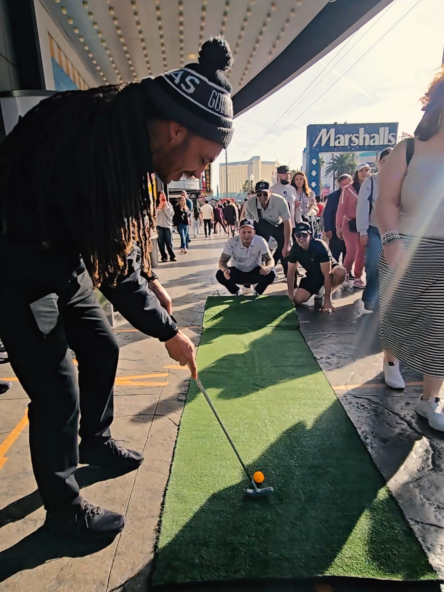 Most HYPE $100 putt challenge to date #golfchallenge #golftiktok #golfswing #publicchallenge