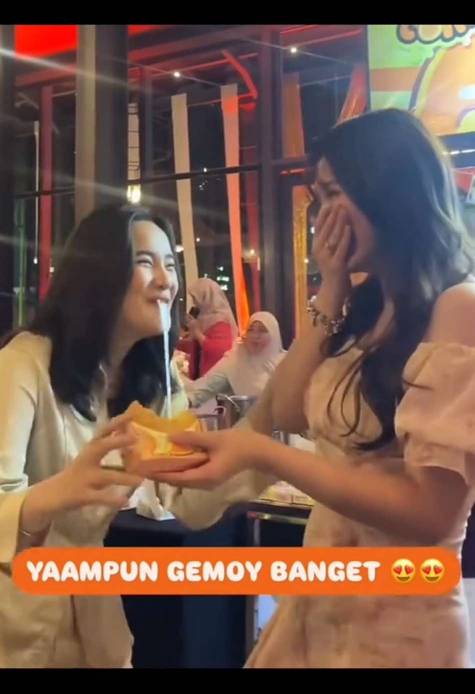 Ashel x Vior. Itu ngapain pancakenya di pegang vior😂 #ashel #adzanashaliha #vior #nitavior #onicvior #fyp #foryou #ashelup2date 