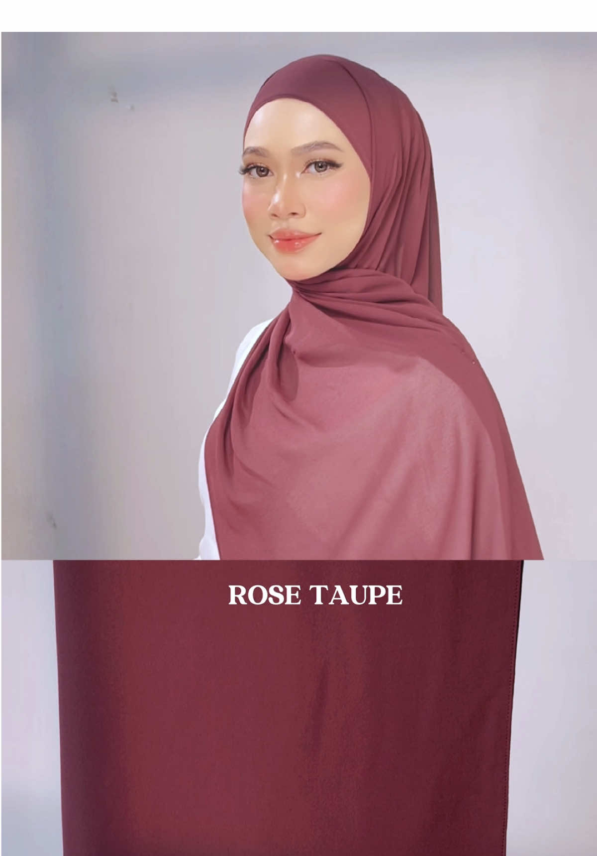 Material Haya Chiffon Silk ni memang tak kedut walaupun lepas lilit kat kepala lama lama. Kalau nak bukak and pakai balik senang sangat sebab takda bekas kedutan pun.  Kalau draping kemas kemas memang cantik terletak sebab fabric ni lembut and flowy. Ada 21 warna hot termasuk Rich Brown, Rich Burgundy, Rose Taupe & Deep Pomona Green. Pilih cepat cepat koranggg #Inspirasiraya #bigsale #iftar2025 #iftarramadhan #bazarraya #hijabtutorial #chiffonsilk #helogadis 