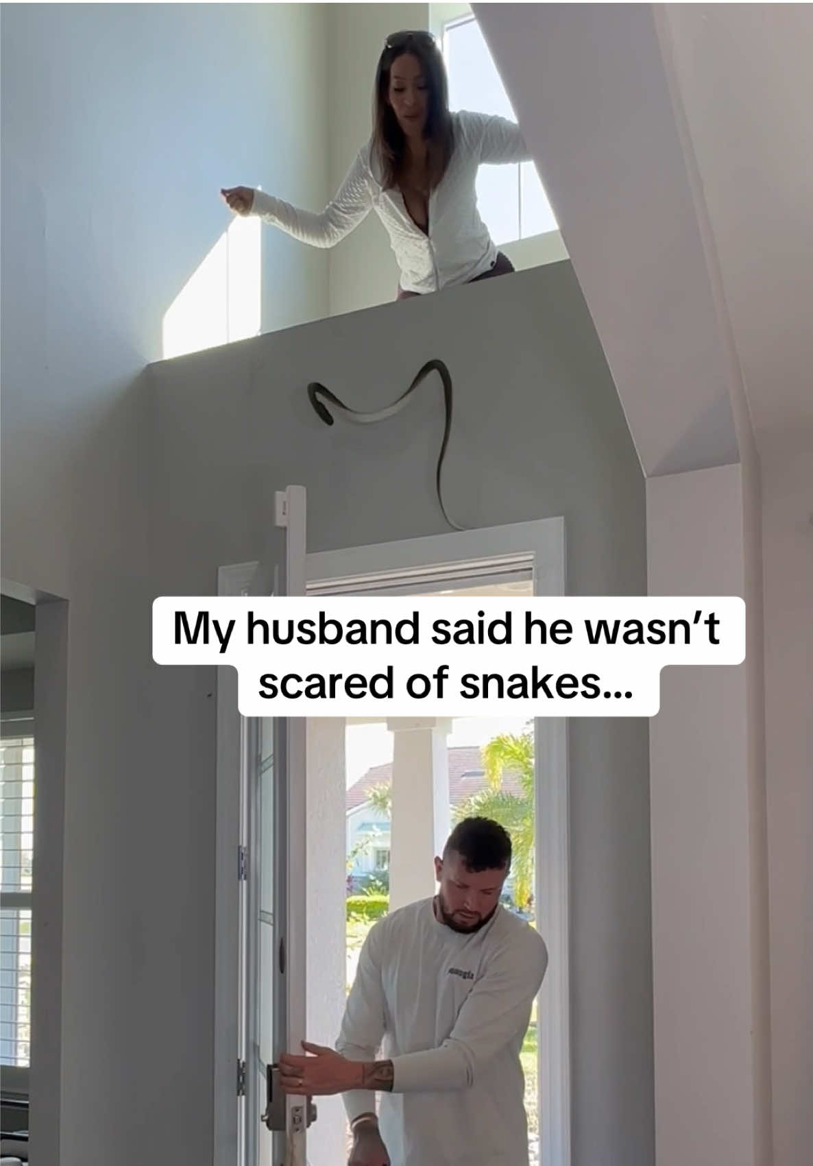 When it landed perfectly on his shoulders😂🐍🙈 #husbandandwife #funnycouple #fyp 