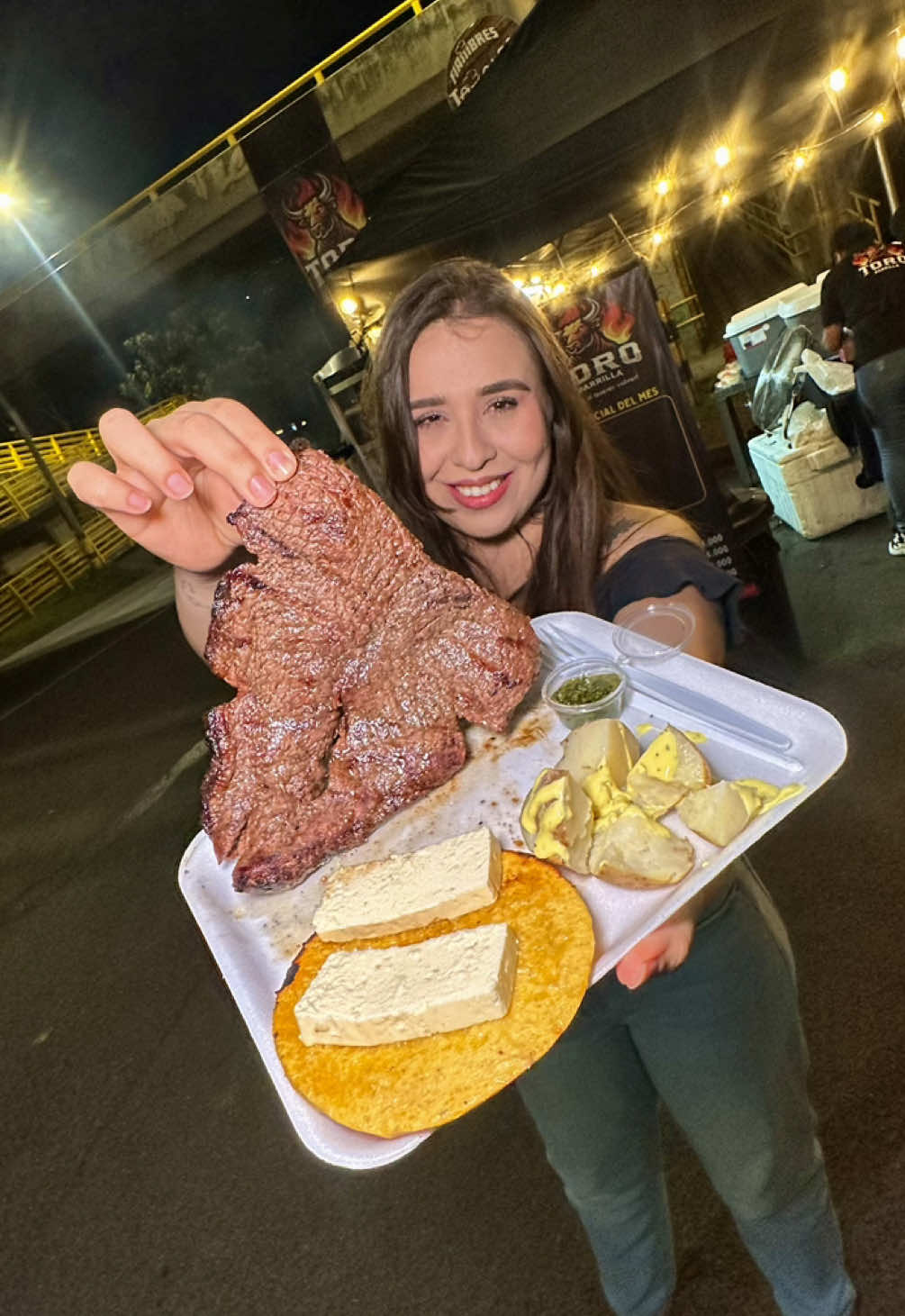 @Toroparrillanorte 🥩 CARNE AL CARBÓN, AREPA CON HOGAO Y QUESITO Y CHOCOLATE CON QUESO 😋 Julián y Andrés 👬son los creadores de este proyecto, ellos querían llevar a otro nivel las carnes asadas y ¡Lo lograron! 💡Este punto de venta les quedó hermoso, con una atención buenísima y muuuyyyy organizado todo. 🥩🫓 Ellos tienen una actitud maravillosa y su recomendado especial es el COSTICHI, no es usual verlo en los puestos callejeros y les queda espectacular. 🥳 Ubicación:  📍Autopista norte, sentido sur - norte. Entre Copacabana y Girardota.  Después de Comfama de las Ballenitas, en la estación Zeus.  Contacto:  📲305 488 3380 Horario:  🕛 Abren todos los días desde las 5:00 pm. De lunes a sábado hasta las 11:30 pm y los domingos y festivos hasta las 10:00 pm. . . . #asados #carneasada #carnealaparrilla #bacon #puntadeanca #solomito #comidacallejera #dondecomer #dondecomerenbello #quehacerenbello #quehacerenmedellin #bellorecomienda #girardotaantioquia #copacabanaantioquia #medellin #belloantioquia 