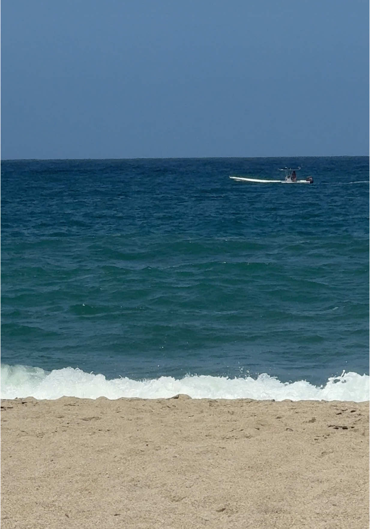 Esto es todo lo que necesitamos y queremos 🌊🏖️⛱️ #playa #sol #arena #laguaira #venezuela #tragos 