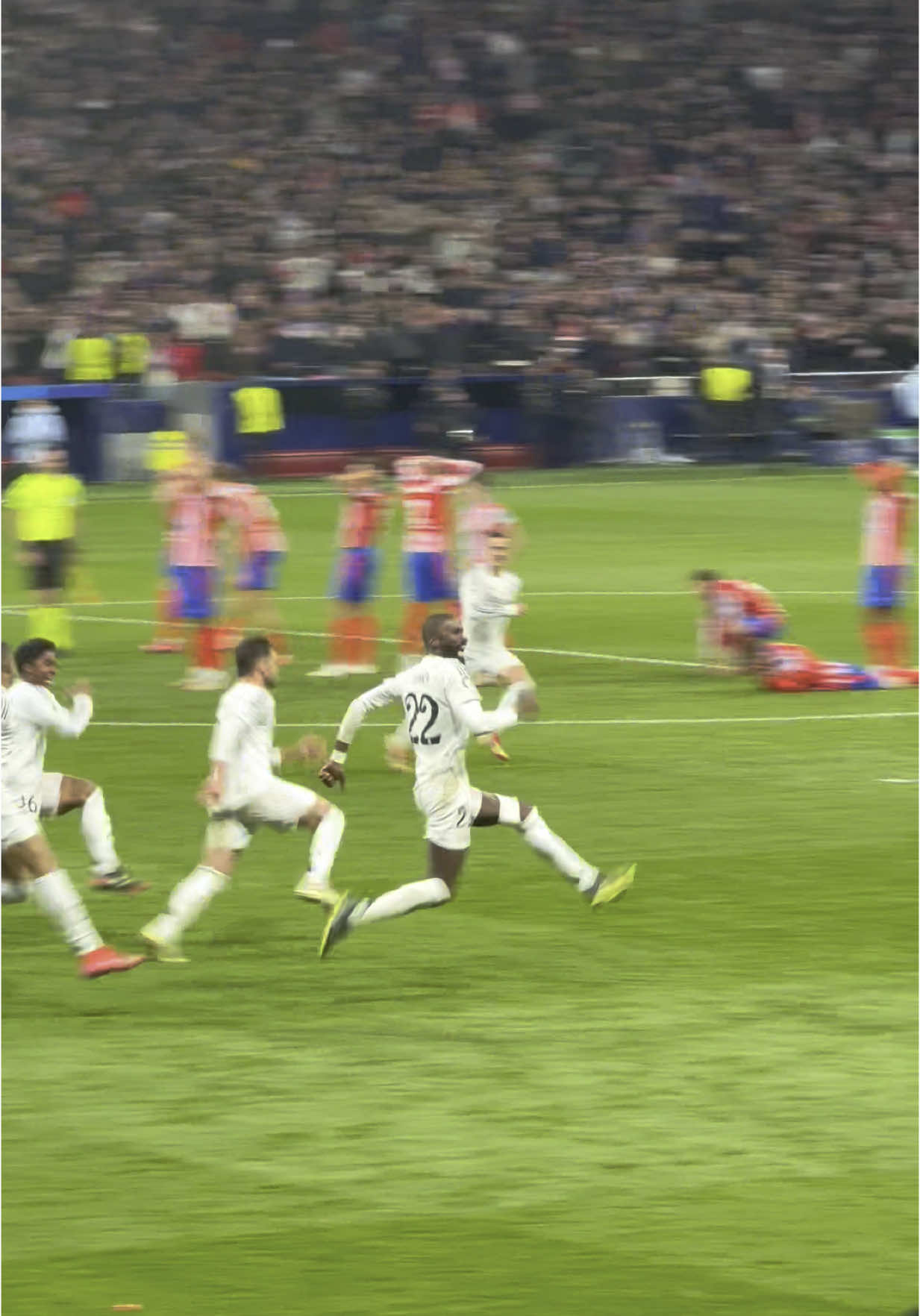 Rudiger celebrando el pase del Real Madrid a cuartos de final en la tanda de penaltis contra el Atlético de Madrid en Champions League (robo) 💸 #atleticodemadrid #madrid #championsleague #rudiger #realmadrid 