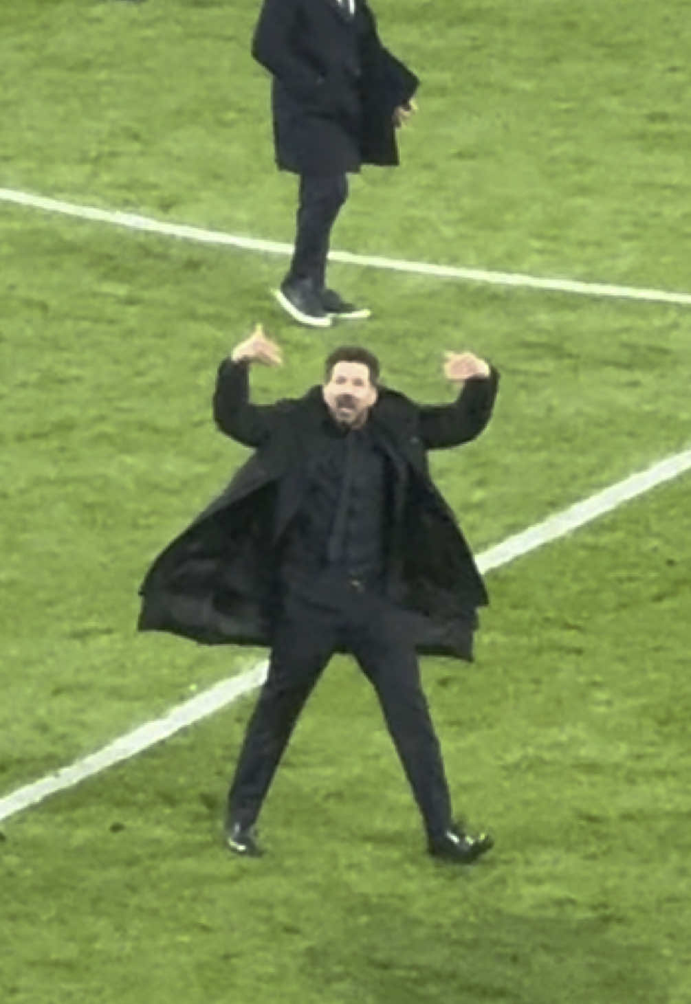 El Cholo Simeone pide al público que aplauda a los jugadores #simeone #aleti #champions #realmadrid #julianalvarez #cholo #atleticodemadrid #futbol #football #virales #championsleague 