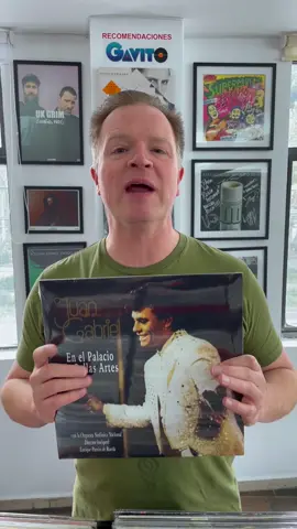 Lo mejor de lo mejor de nuestra música nacional en vivo es sin duda el álbum de Juan Gabriel en El Palacio de Bellas Artes y se escucha sensacional en un vinyl doble de alto gramaje y está disponible en @laromarecords #JuanGabriel #BellasArtes 