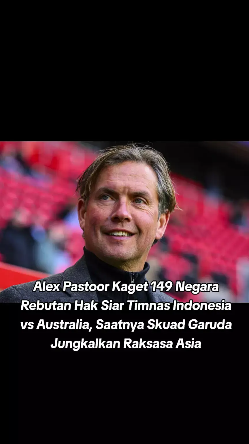 JAKARTA, DISWAY.ID -- Alex Pastoor, salah satu asisten Patrick Kluivert kaget 149 negara berebut hak siar Australia vs Timnas Indonesia, round 3 Kualifikasi Piala Dunia 2026 yang berlangsung di Sydney Football Stadium, Kamis 20 Maret 2025 mendatang. Laga Timnas Indonesia kini mejadi sorotan di dunia, banyak negara yang ingin membeli hak siar perjuangan skuad garuda mengarungi Kualifikasi Piala Dunia 2026. Hal ini membuat Alex Pastoor merasa takjub dengan pesona Timnas Indonesia yang berpotensi mengalahkan Australia. Apalagi Australia yang saat ini berada di peringkat 25 dunia FIFA, memang punya reputasi sebagai salah satu raksasa Asia. Timnas Indonesia jelas membuat banyak negara-negara di dunia makin penasaran dengan kekuatan baru skuad garuda, apalagi punya jajaran pelatih berkualitas dari Belanda. Tak mengherankan kalau lebih dari 100 negara berebut hak siar  menanti Timnas Indonenesia mengalahkan Socceroos julukan Australia yang lolos ke 5 edisi Piala Dunia terakhir dan punya pengalaman melimpah di level internasional. Namun di balik kekuatan itu ada kelemahan yang bisa menjadi kunci bagi Timnas Indonesia untuk mengejutkan Australia pada laga tandang di Sydney 20 Maret 2025 mendatang. Pertama adalah performa inkonsisten Australia di putaran ketiga, paling tidak Timnas Indonesia bisa mengamankan tiket Round 4 Kualifikasi Piala Dunia 2026. Laga timnas Indonesia menjadi salah satu yang dinanti saat melawan Australia dan Bahrain kemarin. Bahkan laga Timnas Indonesia sampai disiarkan di 49 negara berbeda di seluruh dunia, dan saat melawan Cina dan Bahrain ada 141 negara di dunia dikabarkan telah menyiarkannya secara lansung. Kini ini dengan bergabungnya sejumlah pelatih kelas dunia dan pemain-pemain baru Timnas Indonesia membuat 149 negara berebut hsiar laga Indonesia di bulan maret 2025 ini. Ini menjadi sesuatu hal yang luar biasa bagi Timnas Indonesia yang berada di ranking 129 FIFA. Jika skuad garuda  berhasil meraih 4 poin atas Australia dan Bahrain, maka peluang untuk bisa lolos ke Piala Dunia 2026 terbuka lebar. Apalagi di awal tahun 2025 ini, PSSI melakukan manuver dengan cepat menaturalisasi Ole Romeny dan tiga pemain lainnya seperti Joey pelupessy, Emil Audero dan Dean James. Joey pelupessy, Emil Audero dan Dean James baru saja disumpah WNI di KBRI Roma pada Senin 10 Maret 2025. Segala perubahan yang ada di skuad Timnas Indonesia di bulan maret ini,  selain itu beberapa negara juga penasaran dengan skuad mewah yang dimiliki skuad garuda. Skuad mewah Timnas Indonesia apakah bisa mencuri poin penuh di markas Australia, dengan perkembangan yang begitu pesat dalam beberapa tahun terakhir. Tidak ada salahnya anak asuh Patrick Kluivert menjadi daya tarik tersendiri bagi media-media internasional. Bahkan banyak yang menyebut kalau Timnas Indonesia ini sebagai artis pendatang baru yang memiliki segalanya. Timnas Indonesia mempunyai popularitas dari fans yang begitu gila dengan sepak bola, dan mempunyai pemain-pemain berkualitas Eropa macam Jay Idzes, Mees Hilges, Calvin Verdonk, Thom Haye, Maarten paes dan masih banyak lagi pemai berkualitas eropa. Saking kerennya Timnas Indonesia saat ini membuat menjadi salah satu laga yang paling dinantikan khususnya di kawasan Asia. Kerennya lagi tidak hanya hanya di Asia, sejumlah media-media internasional macam ESPN, The Atletic hingga Football Primer akhir-akhir ini mulai gencar memberitakan perkembangan Timnas Indonesia. Skenario timnas Indonesia mengalahkan Australia, perlu menutup ruang Airvine di mana Joey pelupessy, bisa ditugaskan untuk mengawal ketat striker tersebut agar kreativitas Socceroos  lumpuh. Timnas Indonesia juga harus bisa memanfaatkan winger cepat seperti Egi Maulana dan Ragnar Oratmangoen untuk bisa mengejar bola panjang dan menyerang bek sayap Australia yang sering naik terlalu tinggi. Ketiga skuad garuda juga harus memaksimalkan pemain seperti Mees Hilges dan Jay Idzes serta tendangan sudut atau free kick akurat yang bisa dieksekusi oleh Thom Haye. 📰Disway.id.com