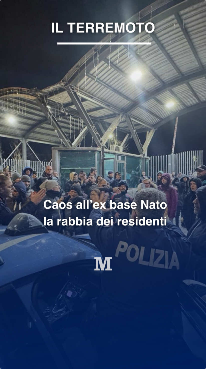 Dopo la scossa di terremoto di questa notte a Napoli Alcune persone sono andate nella zona dell’ex base Nato a Bagnoli. Trovando i cancelli chiusi, hanno provato a forzarli per entrare. Successivamente l’accesso all’area è stato consentito #terremoto #exbasenato #napoli #bagnoli #campiflegrei #rabbia #ilmattino #aiuto #polizia 