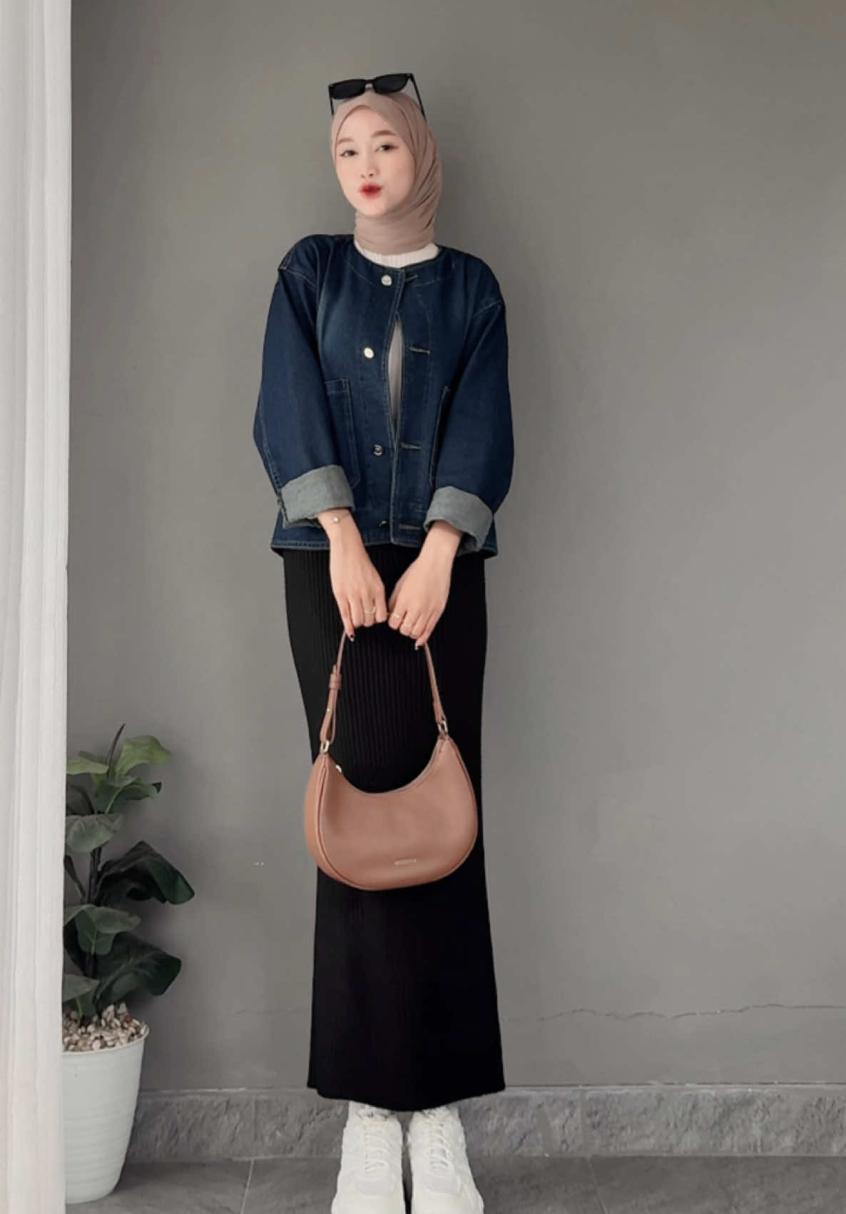 (spiII dicaption) atas bawah serba 89rb ! outfit pake jaket jeans emg bikin stylish 🫨 Detail Outfit klik I!nk yg ada di bi• aku - lalu cari sesuai nomer :  • oversize jean 89 rb:  I!nk n0 674a (jkt acyd clara) • rok soan knit 89rb : I!nk n0 116a • sepatu 94rb : I!nk n0  133a • tas : I!nk n0 206a • inner tajut 58rb:  I!nk n0 103a • pashmina :  I!nk n0 301  #fyp #outfitinspiration #ootdinspo 