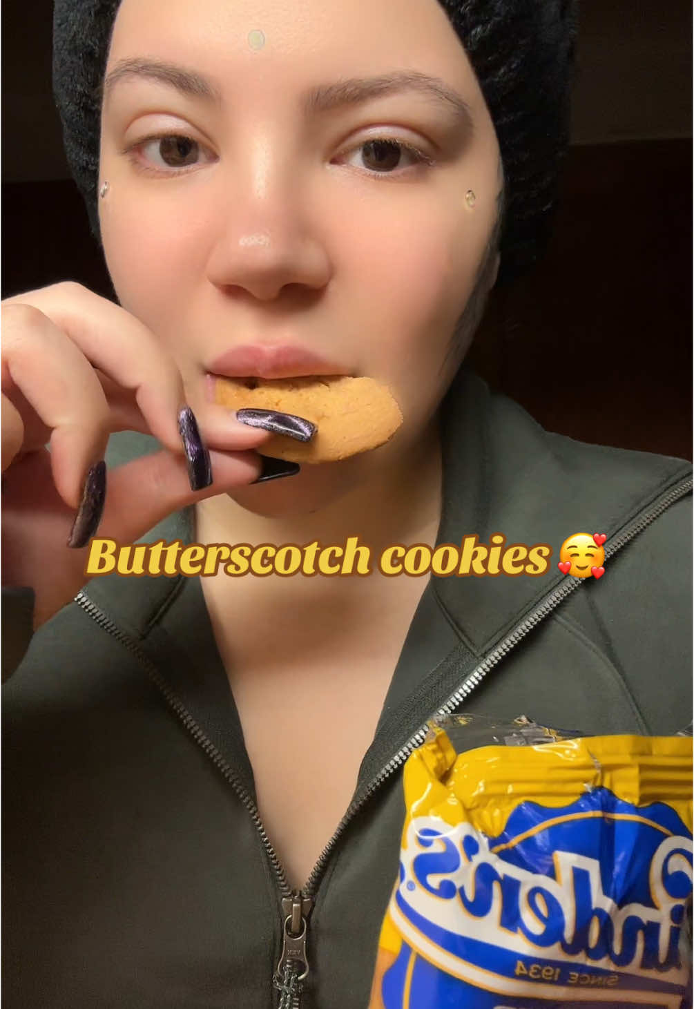 These should be in every pantry #lindens #cookies #buttercrunch #butterscotch #snacks #eating #asmreating #asmrsounds #eatingsounds #crunchy #sweets 