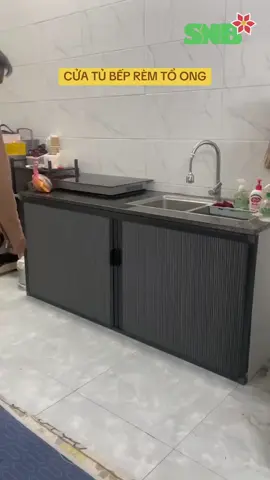 Cửa TỦ bếp bằng rèm tổ ong: xếp gọn lại khi đóng vào giúp ko gian rộng hơn, dễ đưa đồ vào hoặc lấy ra ko vướng víu. #remtoong #remtoonghcm #timdaily 