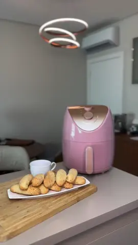 Receita fácil e prática para você fazer: BISCOITO DE POLVILHO - 1 xic de polvilho azedo; - 150gr de queijo ralado (usei parmesão); - 4 colheres de requeijão. Só misturar bem, moldar os biscoitos e assar na air fryer a 180 graus por uns 15min. . Air Fryer Home Land com Cesto Removível 4L por apenas R$189,90 cada à vista para os sócios do Clube Vestcasa ou Super Clube Vestcasa. Oferta Válida até 31/03/2025. Você pode comprar com esse preço nas lojas físicas ao fazer parte do Clube Vestcasa ou Super Clube Vestcasa . Com o Clube Vestcasa, você fica sócio e economiza o ano todo! Escolha já o plano que mais combina com você e faça já sua adesão em www.clubevestcasa.com.br . 🚨 ATENÇÃO Sujeito a disponibilidade de estoque nas megas lojas. Chegue cedo pois o estoque está limitado. . . . 🚨ATENÇÃO Imagem meramente ilustrativa. Essa promoção é válida para as Megas Lojas Essa promoção não é válida para as Lojas de Rede da Vestcasa. Para comprar o associado, deverá estar presente com um documento com foto. . . 🚨ATENÇÃO Itens acima selecionados podem variar de loja a loja lembrando que essas são imagens meramente ilustrativas. . . . 🚨ATENÇÃO Limitado a 1 unidades por CPF para sócios do Clube Vestcasa. Limitado a 2 unidades por CPF para sócios do Super Clube Vestcasa. . . Preço do varejo para não sócios: R$277,25 á vista