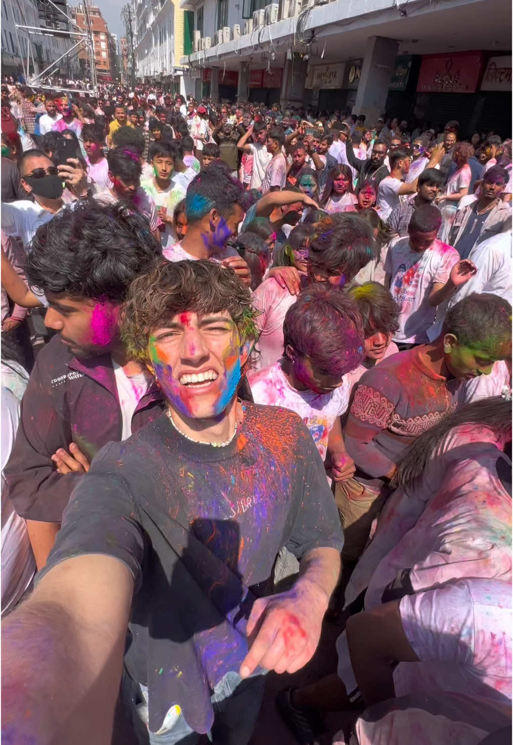 Hab mir heute das Holi Festival in Kathmandu gegeben 😅  Soweit ich verstanden habe, das Fest der Farben und Freude :) #holifestival