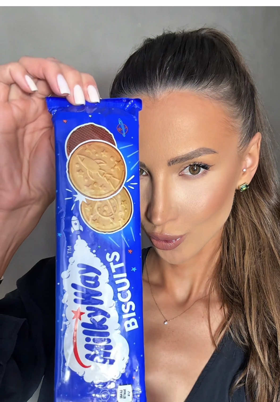 💙Milky Way cookies and spread 🥛  #milkyway #milkywaygalaxy #chocolatespread #chocolate #mukbang #food #foodtiktok #eating #hungry #treats #yummy #asmr #cookies 