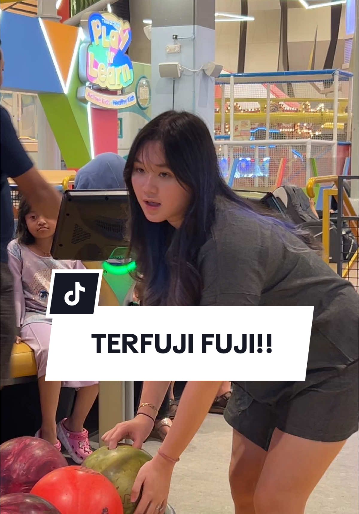 Ib : @Fujiiian #dellaseptt #trend #comedy #viral #dailylife #bowling #fuji 