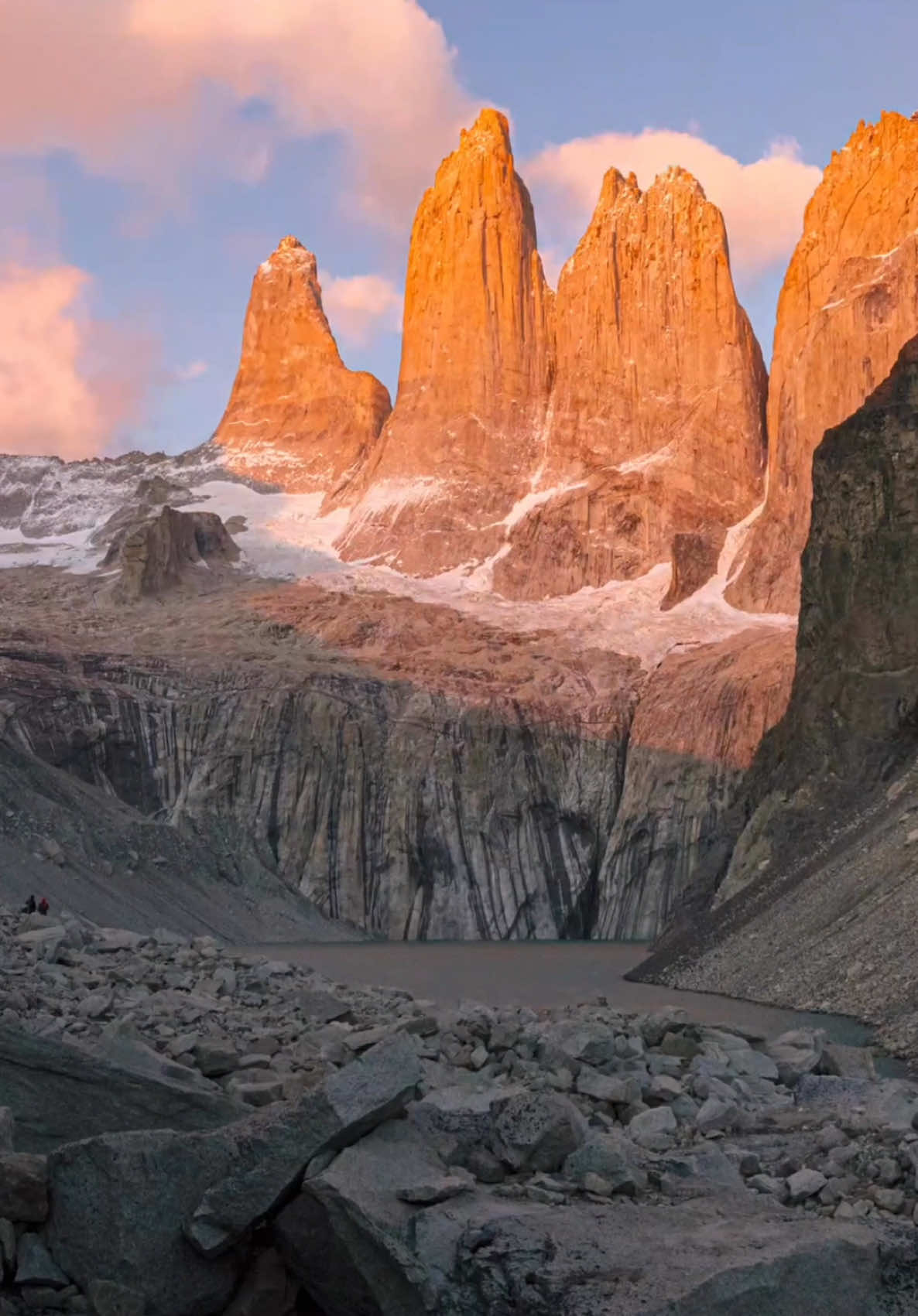 Alright let’s here it… what’s your most beautiful spot. This being the internet and all, I know I’m not allowed to have an opinion without someone vocally telling me I’m wrong 😂.  #chile #patagonia #torresdelpaine 