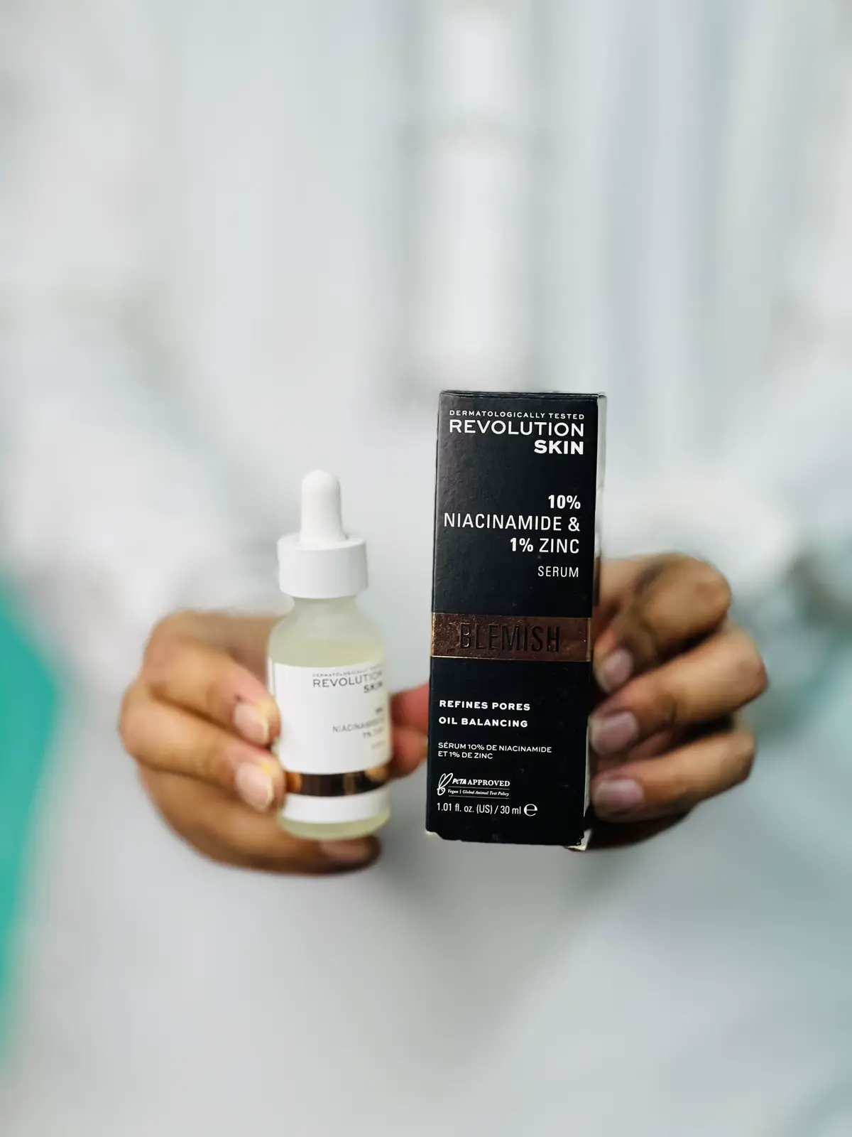 Revolution Skin 10% Niacinamide & 1% Zinc Serum  হল একটি উচ্চ-কার্যকরী সেরাম যা ত্বকের উজ্জ্বলতা বৃদ্ধি, তেল নিয়ন্ত্রণ এবং ছিদ্রের আকার কমাতে সাহায্য করে। 10% নিয়াসিনামাইড এবং 1% জিঙ্কের সমন্বয়ে তৈরি এই সেরাম ত্বকের টোন ইভেন করে, ব্রণ ও ব্রণ দাগ দূর করে এবং ত্বককে করে তোলে মসৃণ ও প্রাণবন্ত। এটি ত্বকের প্রাকৃতিক আর্দ্রতা বজায় রাখে এবং ত্বককে করে তোলে উজ্জ্বল ও স্বাস্থ্যোজ্জ্বল।   গ্লোইস্টের এর ওয়েবসাইট থেকে মাত্র ১৯৯৯ টাকার অর্ডার করলে সারা বাংলাদেশে পেয়ে যাচ্ছেন ডেলিভারি চার্জ ফ্রি । #RevolutionSkin #NiacinamideSerum #GlowingSkin #OilControl #EvenSkinTone #AcneSolution #HealthySkin #BanglaBeautyTips #SkinCareRoutine #YouthfulSkin #NaturalGlow #SkinRevolution #BrighteningSerum