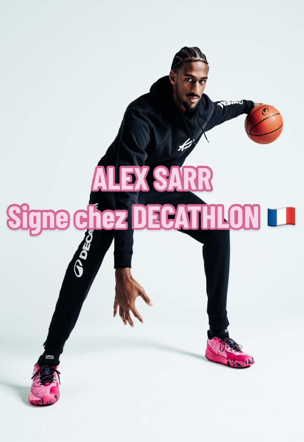 Alex Sarr nouvel ambassadeur de @Decathlon ! 🇫🇷 Il a inauguré ses Fast 900 Player Edition face au Jazz ! 🩷 #NBA #basketball #collaboration 