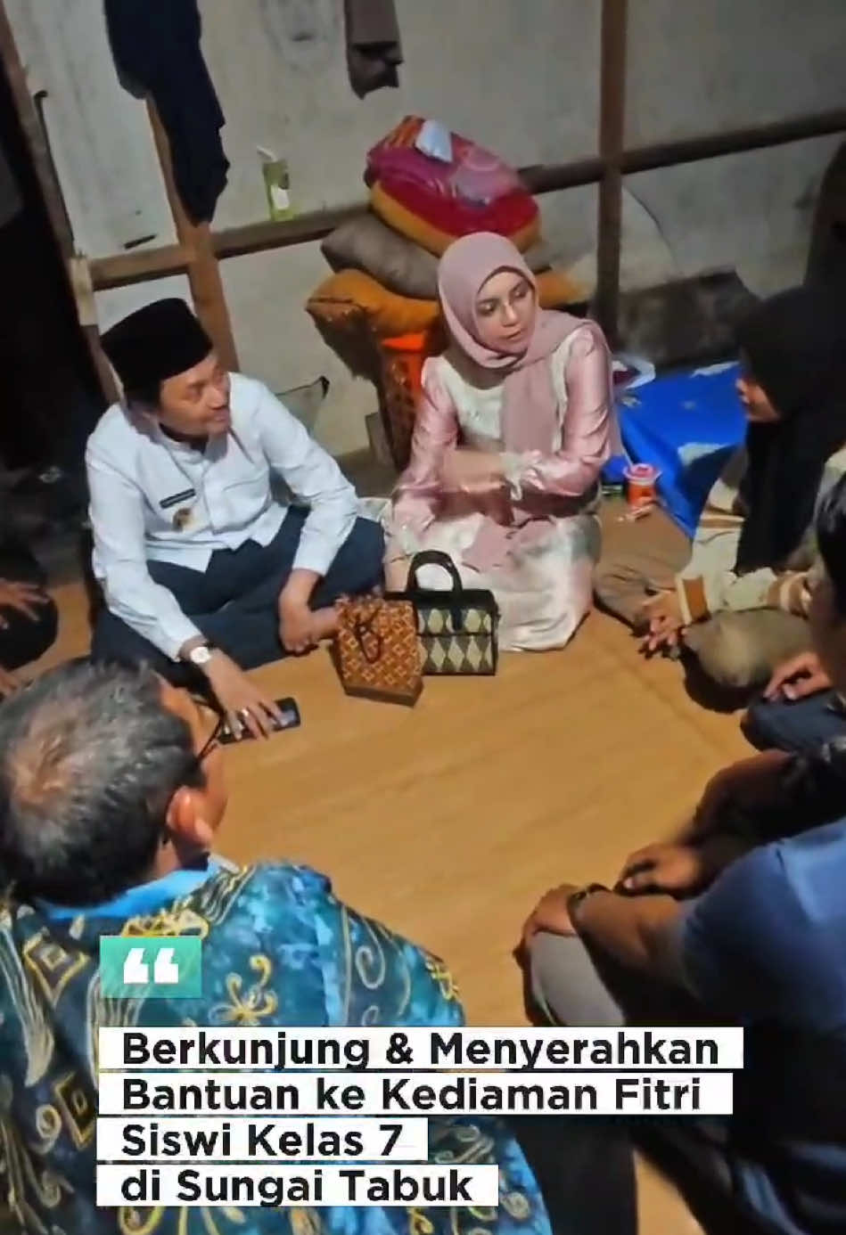 Alhamdulillah, terima kasih pak Wagub Kalsel, Bapak Hasnuryadi Sulaiman telah menjenguk dan memberikan bantuan kepada Fitri si Anak Sebatang Kara di Sungai Tabuk 🙏 #hasnur #kalsel #anaksebatangkara #viral 