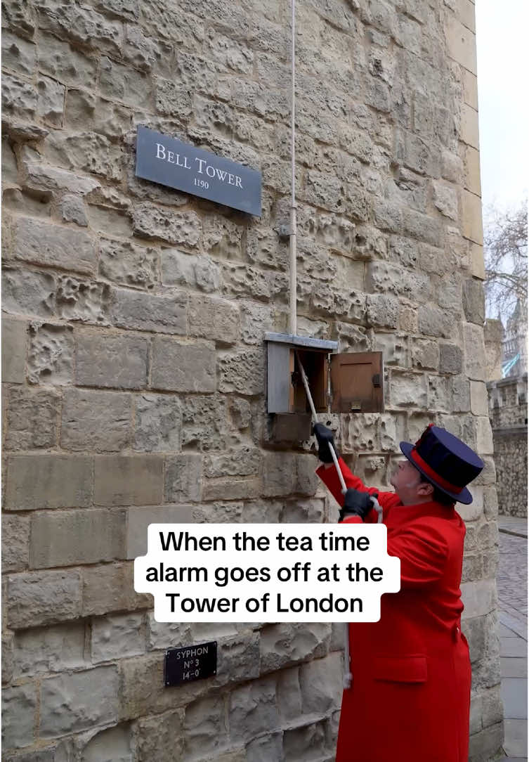 That was a close call for our Yeoman Gaoler! ☕️ Can never miss the tea time alarm, even at the Tower of London 🏰 #TeaTimeAlarm #BritishHumour #FYP #TowerOfLondon 