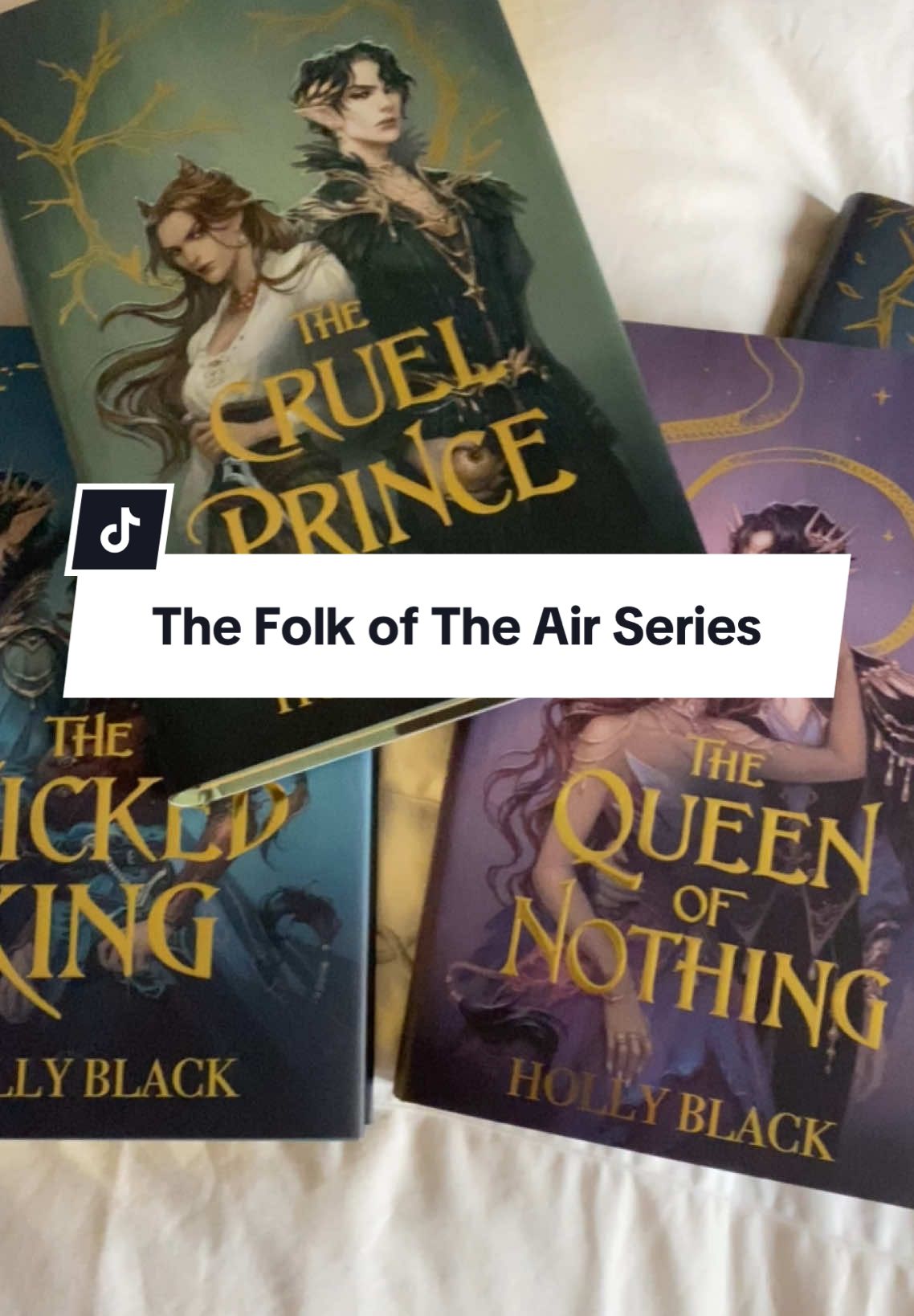 Oh i fear a reread is coming <3 @FairyLoot you outdid yourselves with these ones 🥹🥹 #thecruelprince #fairyloot #unboxing #thefolkoftheair #cardangreenbriar #judegreenbriar #jurdan #cardanandjude #ilprincipecrudele #fantasybook #fantasybooktok #BookTok #booktokitalia 