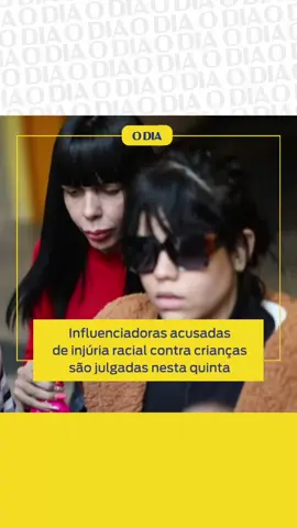 Indiciadas por racismo e rés por injúria racial ⚖️ O Tribunal de Justiça do Rio (TJRJ) inicia, nesta quinta-feira (13), o julgamento das influenciadoras Kérollen Cunha e Nancy Gonçalves. Mãe e filha são acusadas de injúria racial, após publicarem vídeos nas redes sociais em que parecem entregando bananas e um macaco de pelúcia para crianças negras, em maio de 2023. A audiência acontece a partir das 13h40, na 1ª Vara Criminal da Comarca de São Gonçalo, no Colubandê, na Região Metropolitana do Rio. Além das acusadas e da mãe de uma das crianças que aparecem nos vídeos, cinco testemunhas de acusação e uma de defesa devem ser ouvidas. As influenciadoras se tornaram rés por injúria racial em janeiro do ano passado, depois que a Justiça entendeu que elas atacaram a dignidade humana das vítimas pela cor da sua pele e por estarem buscando promoção pessoal e social. 📸 Reprodução Redes Sociais (@faydabelo) Saiba mais na editoria 'Rio de Janeiro' no link da bio Acesse nosso site: www.odia.com.br #Racismo #Denúncia #Crime #Julgamento #Justiça #Lei #Crianças #RJ #InjúriaRacial #Criminal #SãoGonçalo #TJRJ #MPRJ #ODia