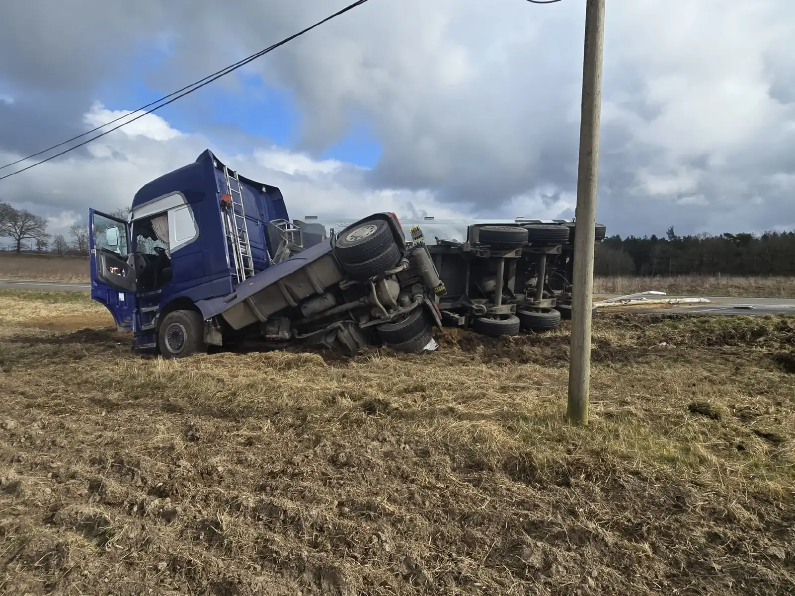 #lkwbergung #unfall #geilesteam😎 #abschleppharrynachfolger #abschleppharry #lkwmüde #keinerverletzt #upsi #24 /7 #menpower @HROTOBI @Benji @Steffen Frehse 