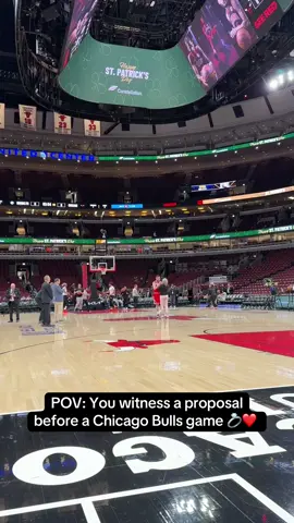 Such an amazing moment to witness 😍🥹 #chicagobulls #proposal #unitedcenter 