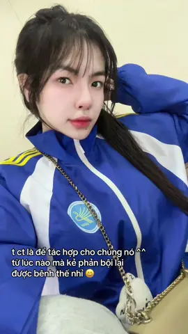con mèo thầm thương chiếc lá nhưng vẫn ăn thịt cá và ngủ với cuộn len 😂