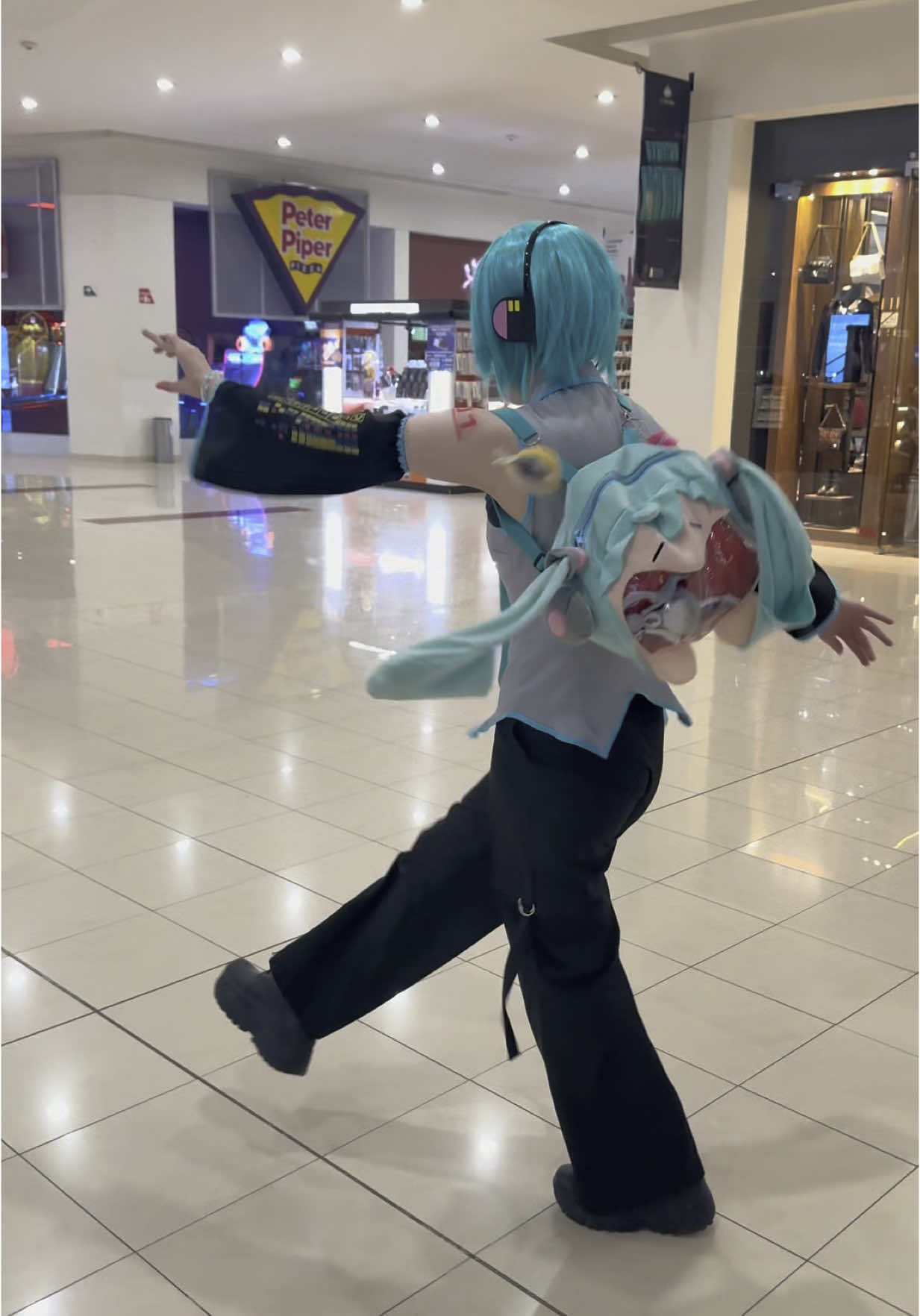 Eso Mikuolin 🥸 | #hatsunemiku #hatsunemikuo #hatsunemikuocosplay #cosplay #colorfulstagehatsunemiku #pjskmovie #griddy #cosplay #🏳️‍⚧️ #fyp 