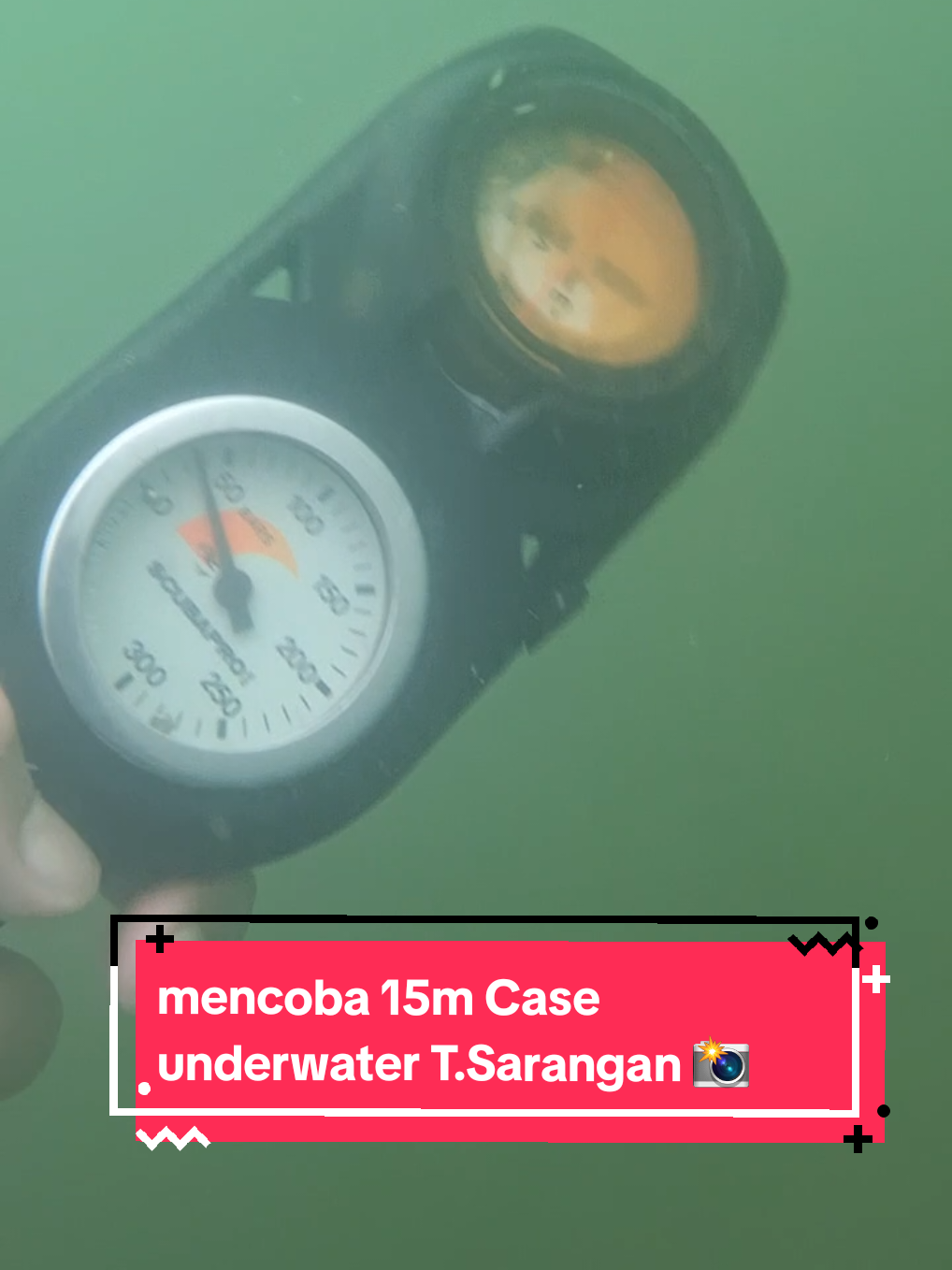 Berusaha Menyelamatkan HP pengunjung yang terjatuh di Telaga Sarangan.. tetap jaga keselamatan saat berwisata yaa sobb... #underwater #diving #sarangan #magetan24jam #rescue #pengawasdanau #diverrescue #lakecomo #lakeguard 