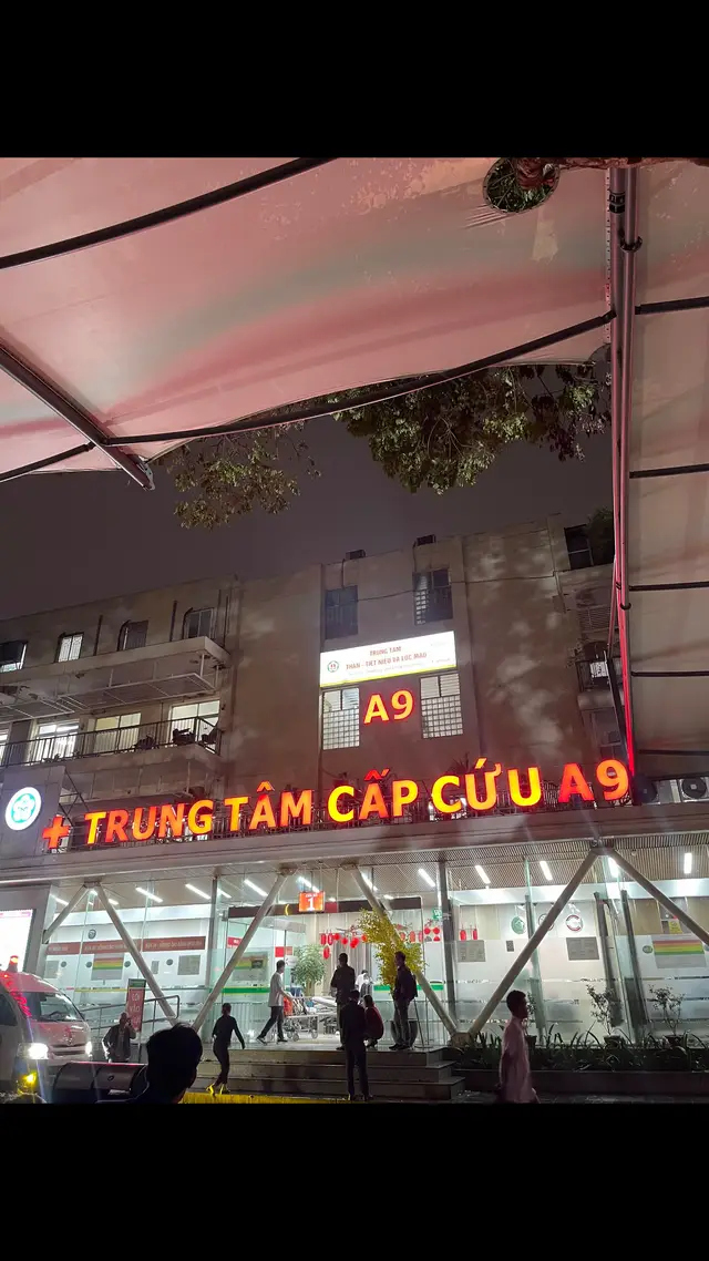 Không phải lần đầu đến A9 Bạch Mai . Nhưng lần đầu người thân nằm ở đây, bao nhiêu cảm xúc lẫn lộn . Những gì chưa từng trải qua đều đã được nhìn thấy, cầu mong mọi sự bình an, cầu mong tất cả chúng ta sẽ không ai phải đến nơi này…. #benhvienbachmai #capcuu #mongbinhandenvoimoinguoi #buon #