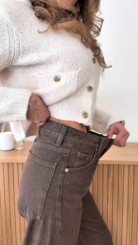 Easy hack to make your jeans fit better at the waist – no sewing needed! 😉 . . #WaistHack #BeltTrick #JeansFitHack #FashionHacks #StyleTips #HowToStyle #WardrobeHacks #PerfectFit #CinchedWaist #EffortlessStyle #outfithacks #какуменьшитьталию #стилистонлайн #jeansstyle #украинцывшвейцарии #украинцывевропе 