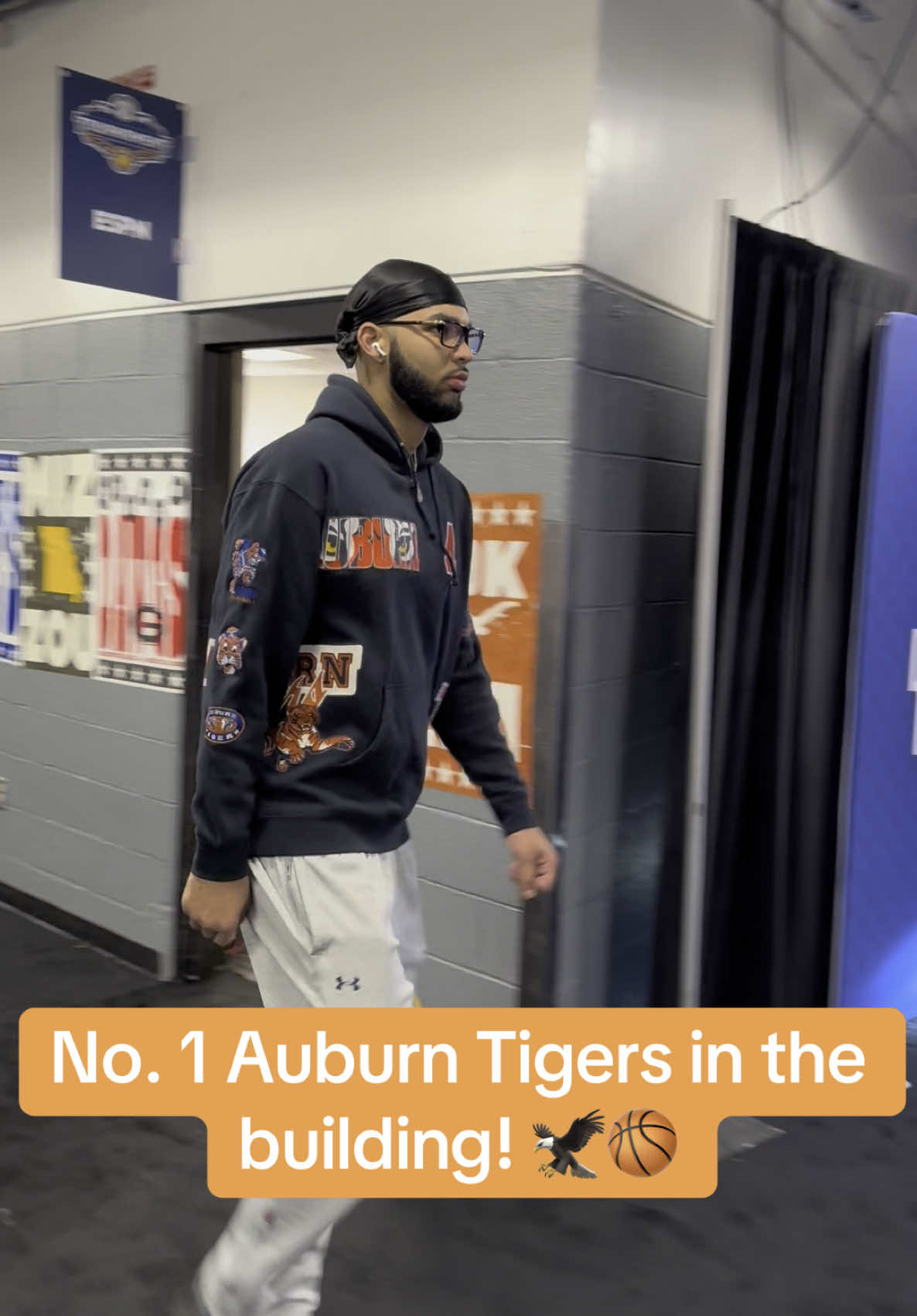 Johni Broome, Bruce Pearl and the No. 1 seed Auburn Tigers are in the building for the SEC Tournament 🦅🏀 #WarEagle #Auburn #AuburnTigers #CollegeBasketball 