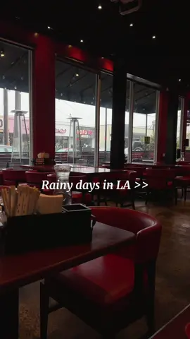Don’t tempt me with ramen when it rains 😫 #rainydayvibes #ramenmukbang #veganramen #raininla #FoodTok 
