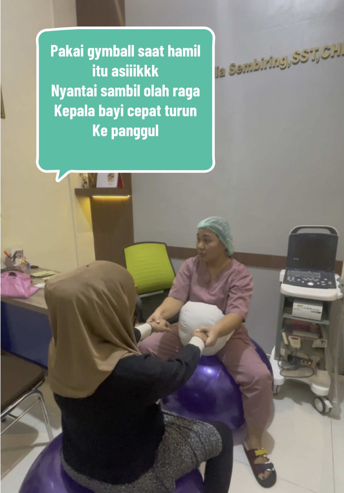 Cara praktis untuk membantu penurunan kepala bayi adalah dengan menggunakan Gymball, gunakan pada TM 2 akhir dan TM 3 rutin setiap hari karna Bayi harus masuk panggul pada Usia 36 W terutama pada kehamilan pertama.#bidanmedanhits #bidanhits #klinikbersalinmedan #klinikmedan #bidanliamedan ##hipnobirthingmedan #gymballibuhamilmurah 