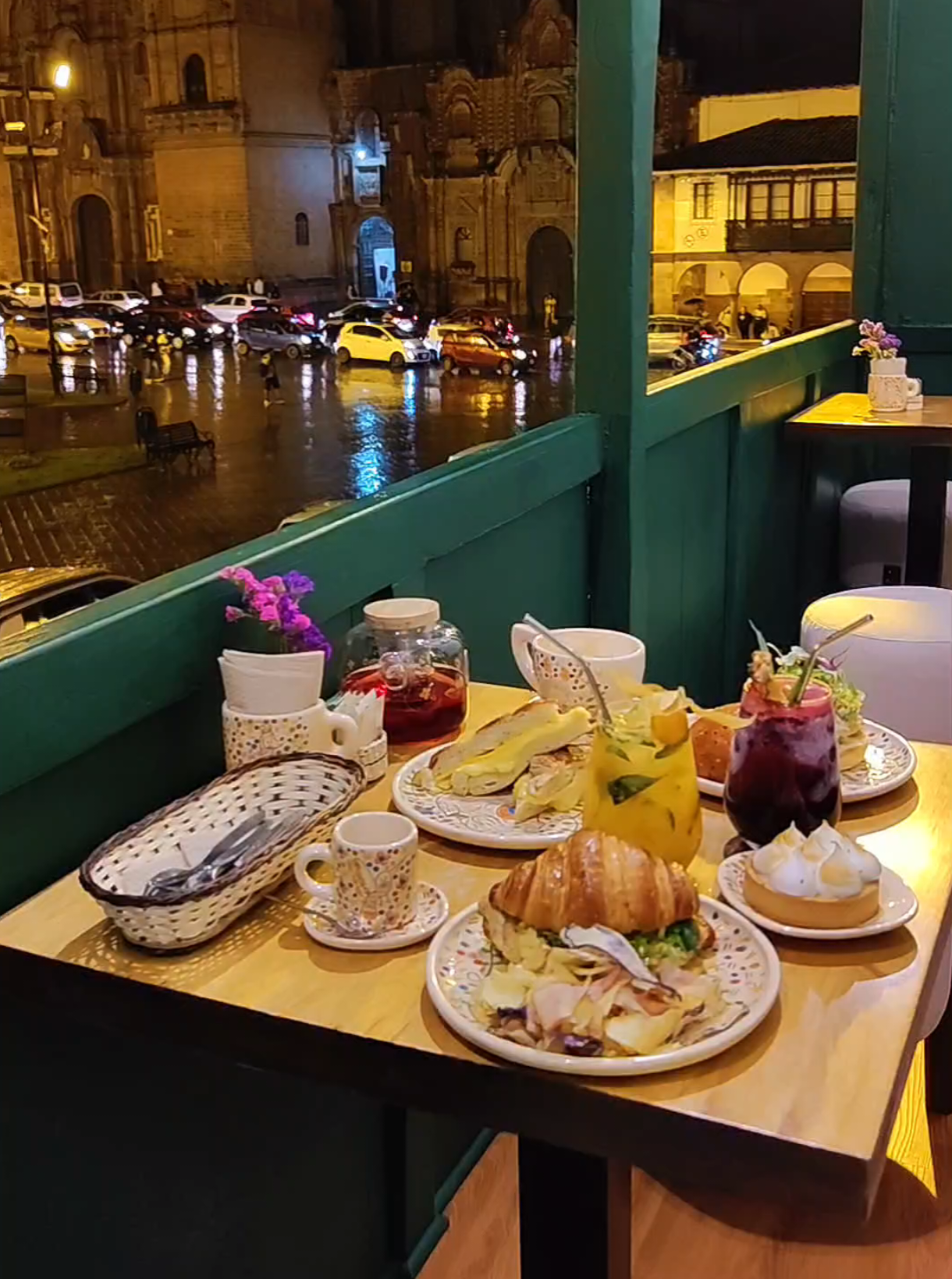 @experiences ☕ Con una vista preciosa de la plaza Mayor De Cusco. ❤️🇵🇪 | #cuzcoperu #cuscoperu 