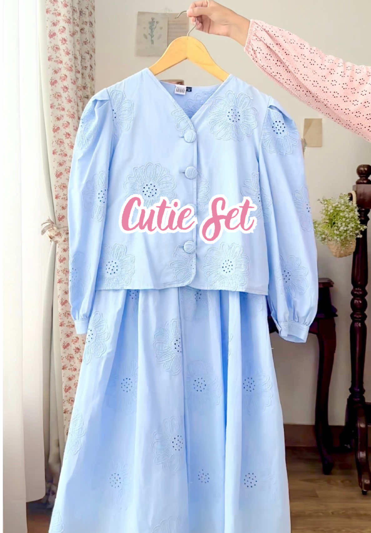 Another new Collection to make your Eid more fun and beautiful 😍😍😍 Kenalin ya, Carmen One Set yang cantik banget dan kabar baiknya udah bisa langsung kamu checkout di marketplace kita🥰 Bahannya katun bordir nya yang super nyaman, cuttingan rok nya yang unik dan desain blouse nya yang vintage banget, pas banget buat kamu yang mau tampil extra di hari istimewa  Minha spill link marketplace nya di komentar yang disematkan yaa 👇🏻