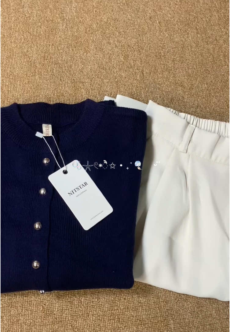 Cardigan calysta warna navy gak pernah gagal💙✨ Mana nih yang warna outfit nya all in biru?☺️☝🏼 