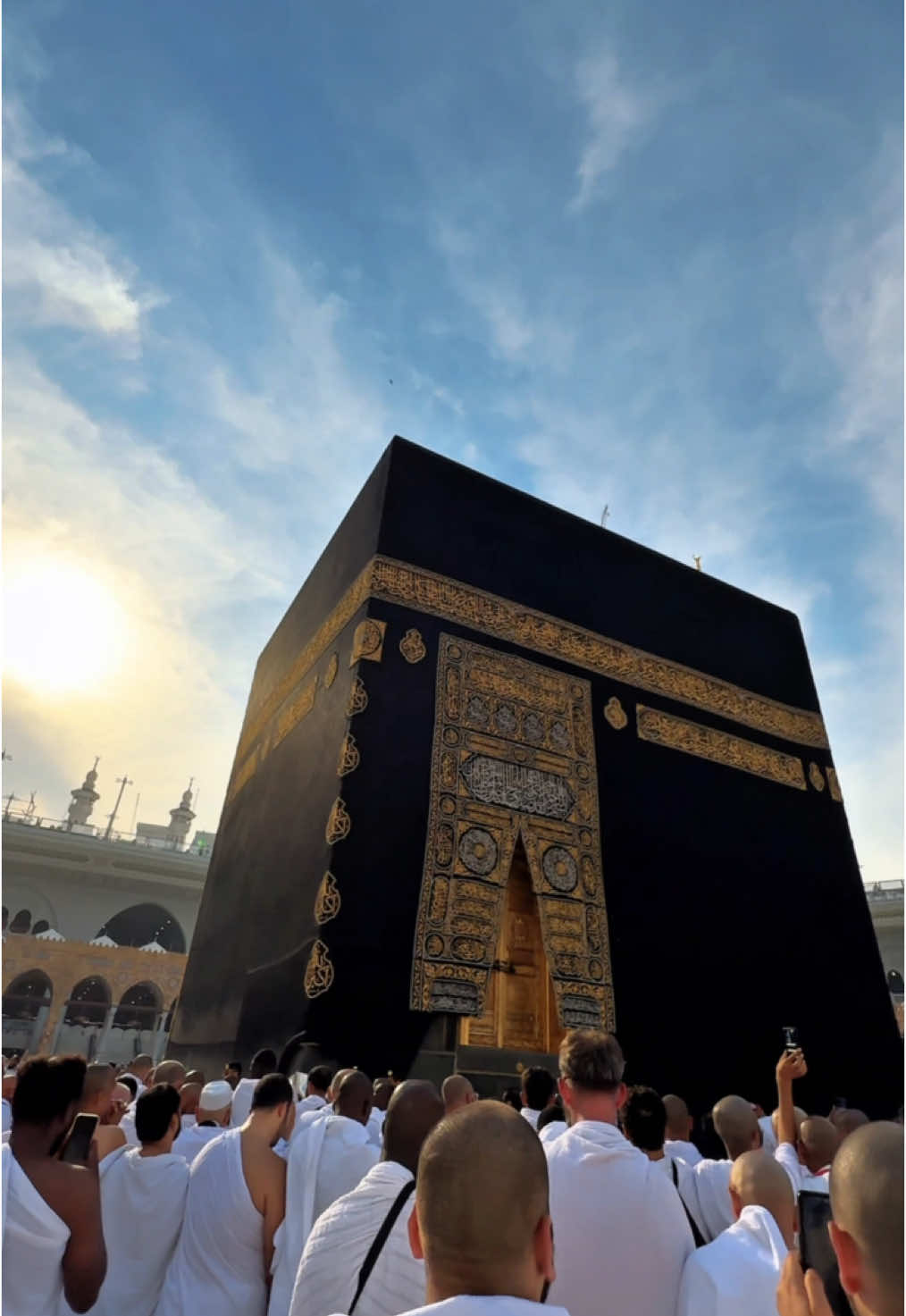 Mekkah dan Madinah, dua kota suci yang selalu dirindukan setiap Muslim. Semoga Allah memudahkan langkah kita untuk bersujud di hadapan Ka’bah dan berziarah ke makam Rasulullah ﷺ. Aamiin.