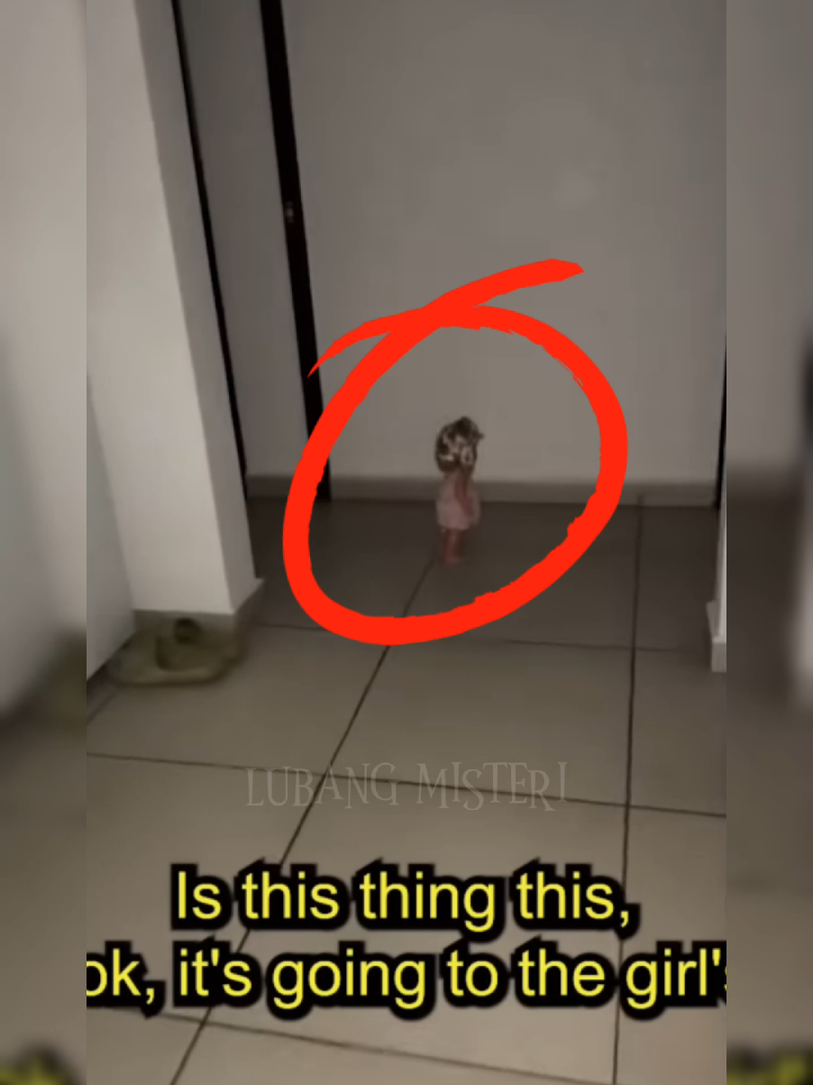 SOSOK ANAK KECIL MENYERAMKAN PEMILIK BONEKA #horror #creepy #scary #ghost 