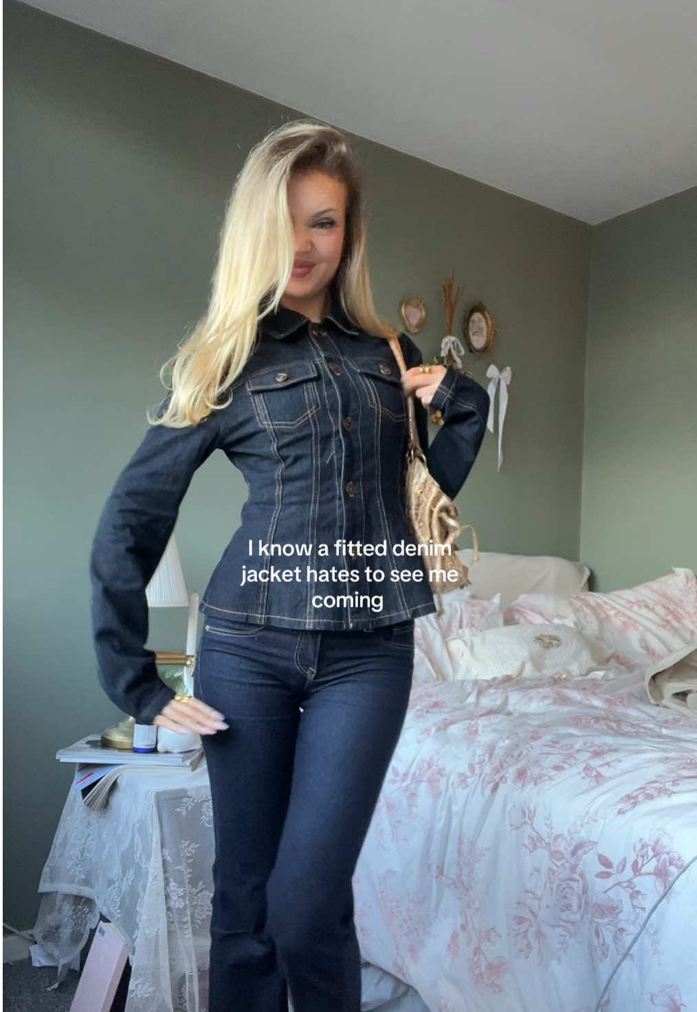 this denim jacket is literally so perfect I can’t 💋💋 #denim #denimjacket #styleinspo #fyp @Urban Outfitters @LIONESS 