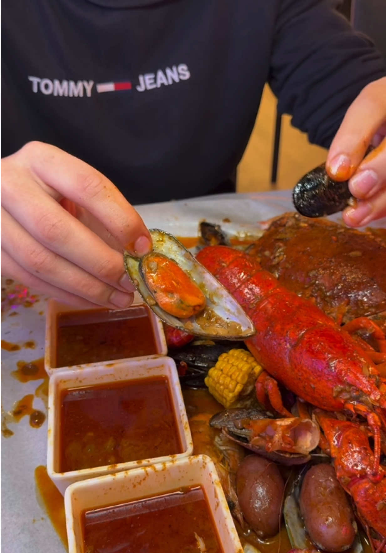 Comer mejillones con el método WOWCRAB😍😍😍 📍C. de Bravo Murillo, 97, Chamberí, 28003 Madrid ##wowcrab#madrid#seafood#mussels #madridfood#spain #Foodie#visitspain #restaurant