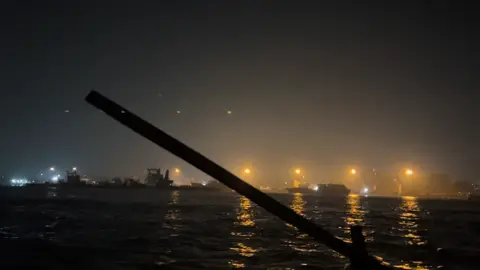 রাতের আকাশ, রাতের তারা, নিস্তব্ধ নদী।🖤🤍 #oikire #trending #nightout #moon #river #nouka #karnaphuli #feelinggood #bdtiktokofficial🇧🇩 