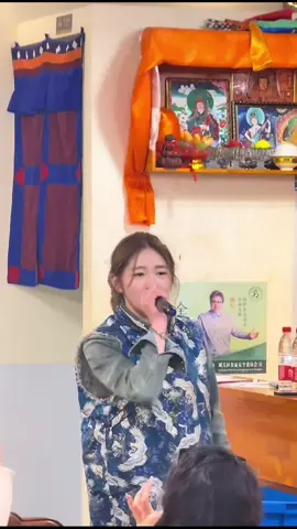 She is so pretty and her voice is so lovely 😍 #tibetan #tibetangirl #tibetanculture #tibetancusine #fyp #fypシ゚ #foryou #typ #foryoupage  #大山 #西藏美食 