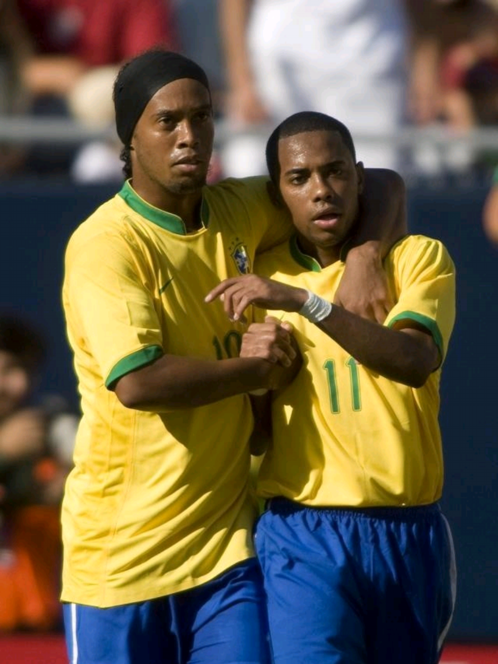 O dia que Robinho e Ronaldinho decidiram HUMILHAR a Itália! . . . #jogabonito #selecaobrasileira #brasil #skills #futebolbrasileiro #ronaldinho #robinho 